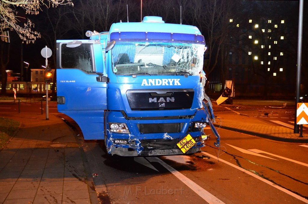 Schwerer VU LKW KVB Bus PKW Koeln Agrippinaufer Ubierring P018.JPG